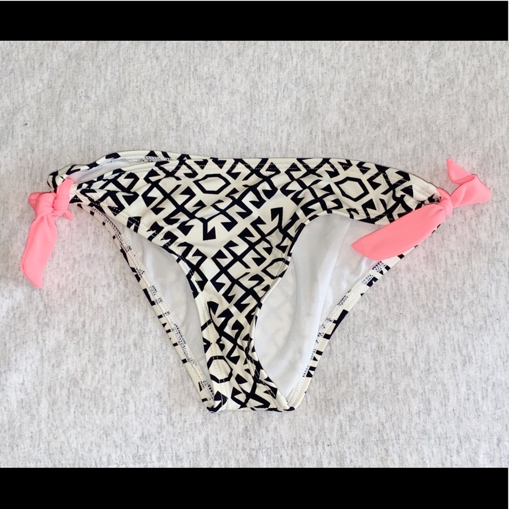 Bikini - Picture 3 of 3